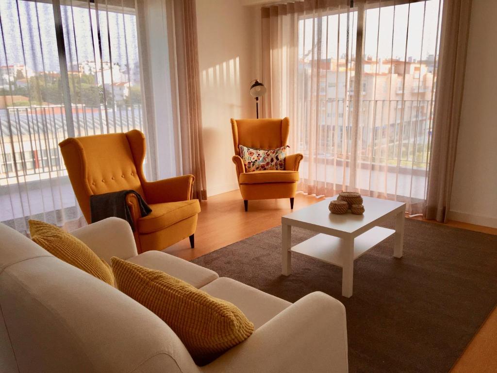 Casa do Infante في لاغوس: غرفة معيشة مع أريكة وكرسيين وطاولة
