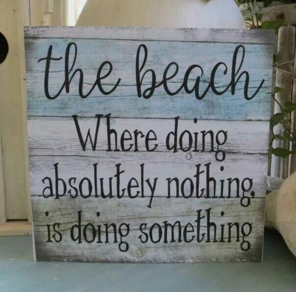 una señal que lee la playa donde no hacer absolutamente nada está haciendo algo en Sea breeze holiday apartment, en Weymouth