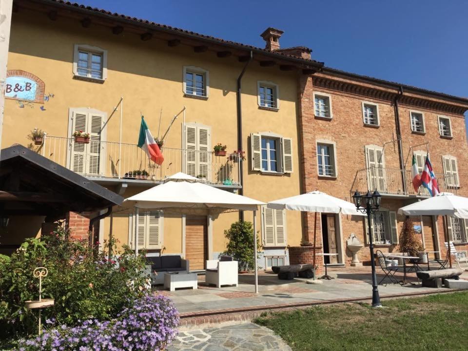 a large building with umbrellas in front of it at La Casa di Alice in Villa San Secondo