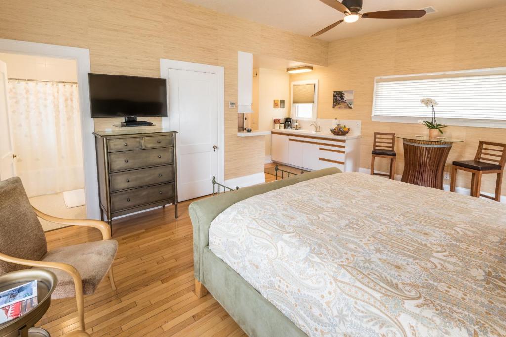 Harbor House Inn - Deluxe King Studio With Kitchen - 118A