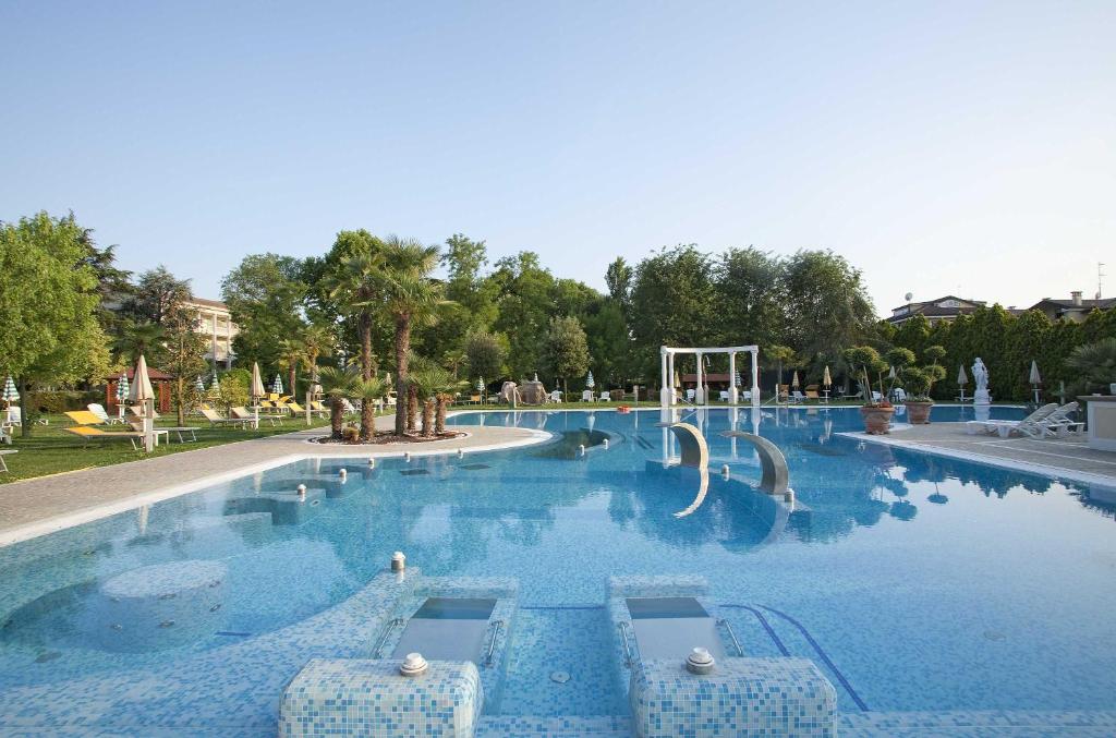 Bazén v ubytování Hotel Harrys' Garden nebo v jeho okolí
