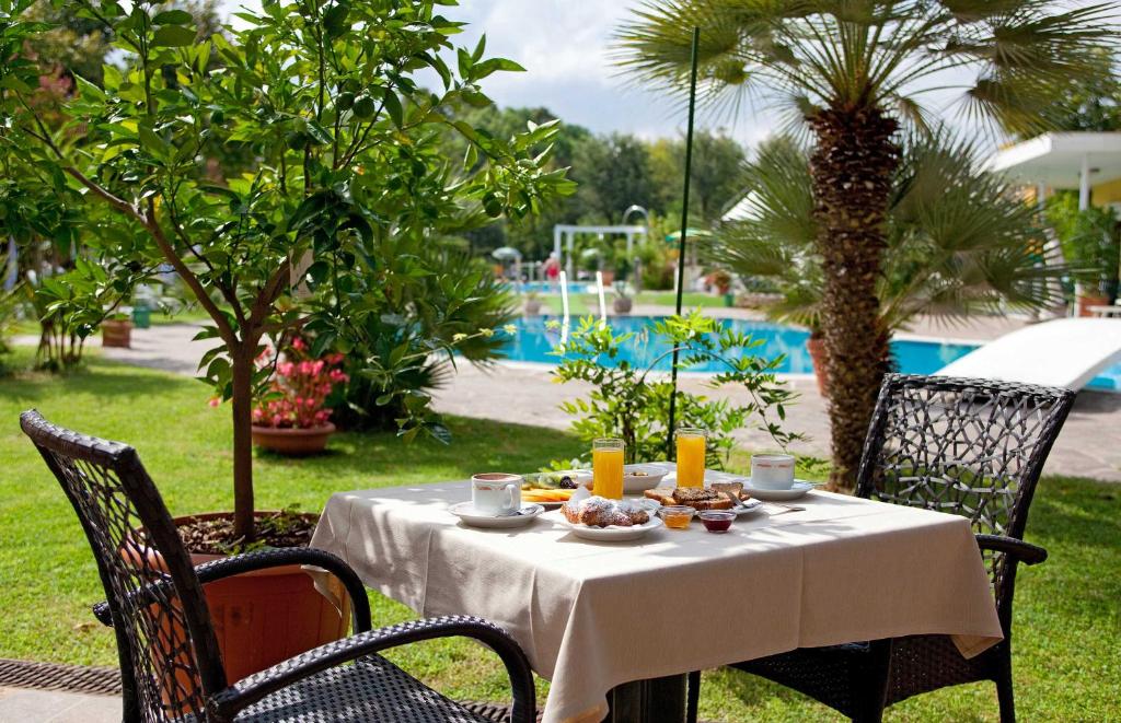 Bazén v ubytování Hotel Harrys' Garden nebo v jeho okolí