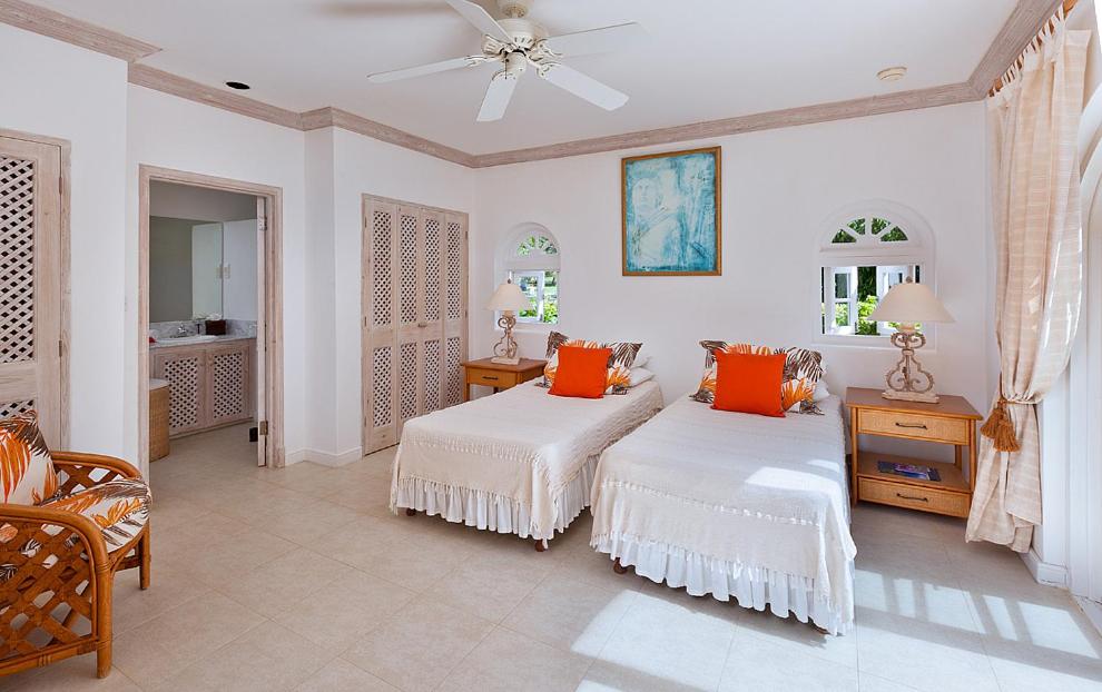 - une chambre avec 2 lits et des oreillers orange dans l'établissement Lantana Resort Barbados by Island Villas, à Saint James