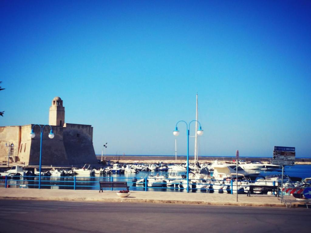 ヴィッラノーヴァ・ディ・オストゥーニにあるLa casa del portoの灯台と船が浮かぶマリーナ