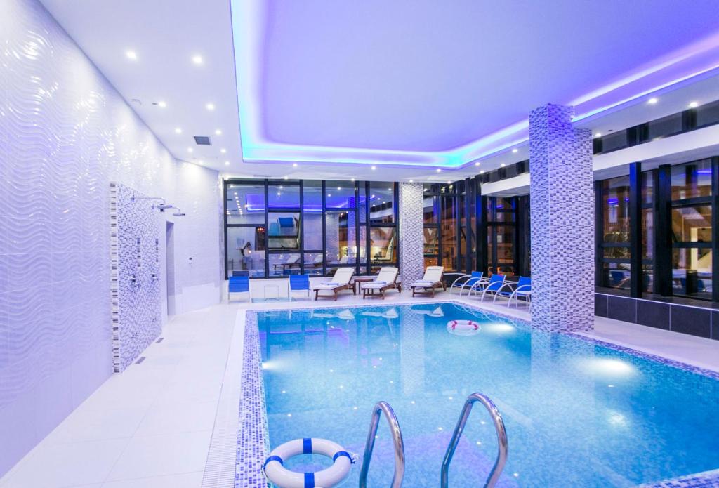 a large swimming pool in a hotel room at Aparthotel & Spa KASMI in Ulcinj