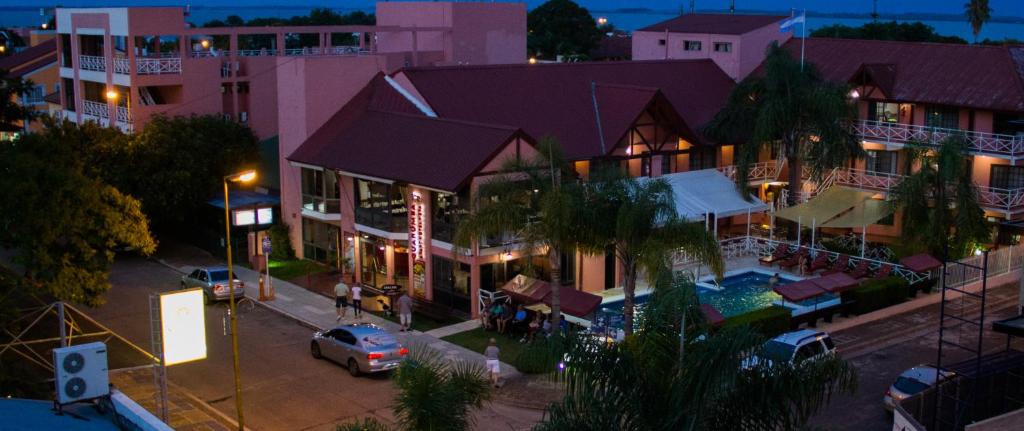 una vista aérea de una pequeña ciudad por la noche en Apart Hotel Guarumba en Federación