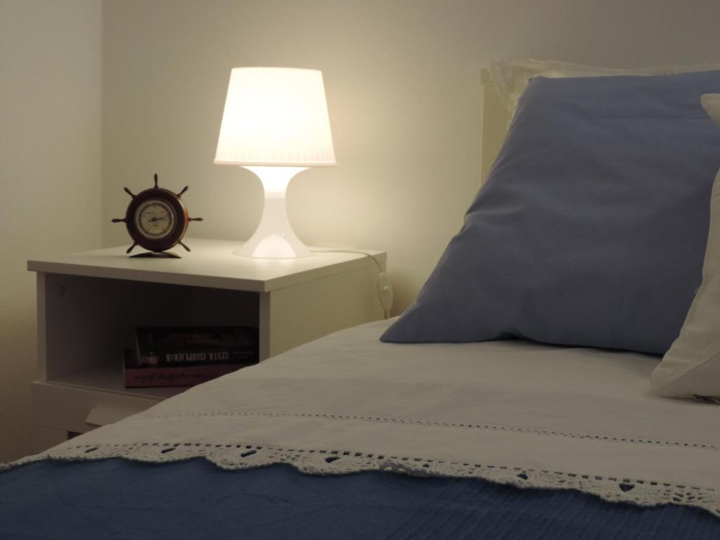 Postel nebo postele na pokoji v ubytování Apartman s pogledom