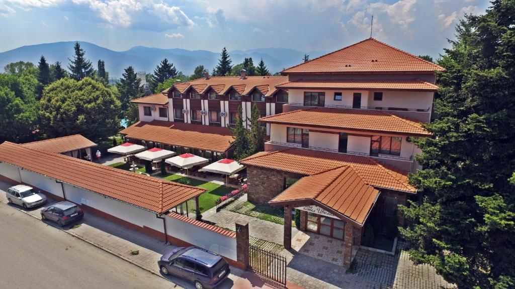 une vue aérienne sur un grand bâtiment avec des toits rouges dans l'établissement Spa Hotel Ivelia, à Dŭbnitsa