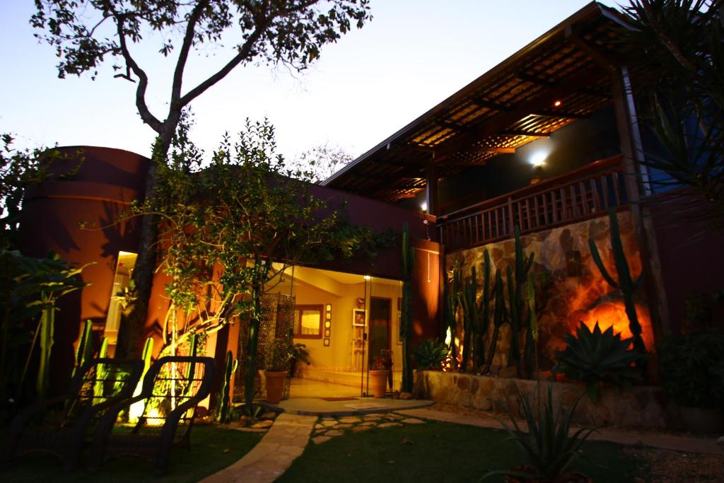 a house with a courtyard at night at Pousada Maya in Alto Paraíso de Goiás