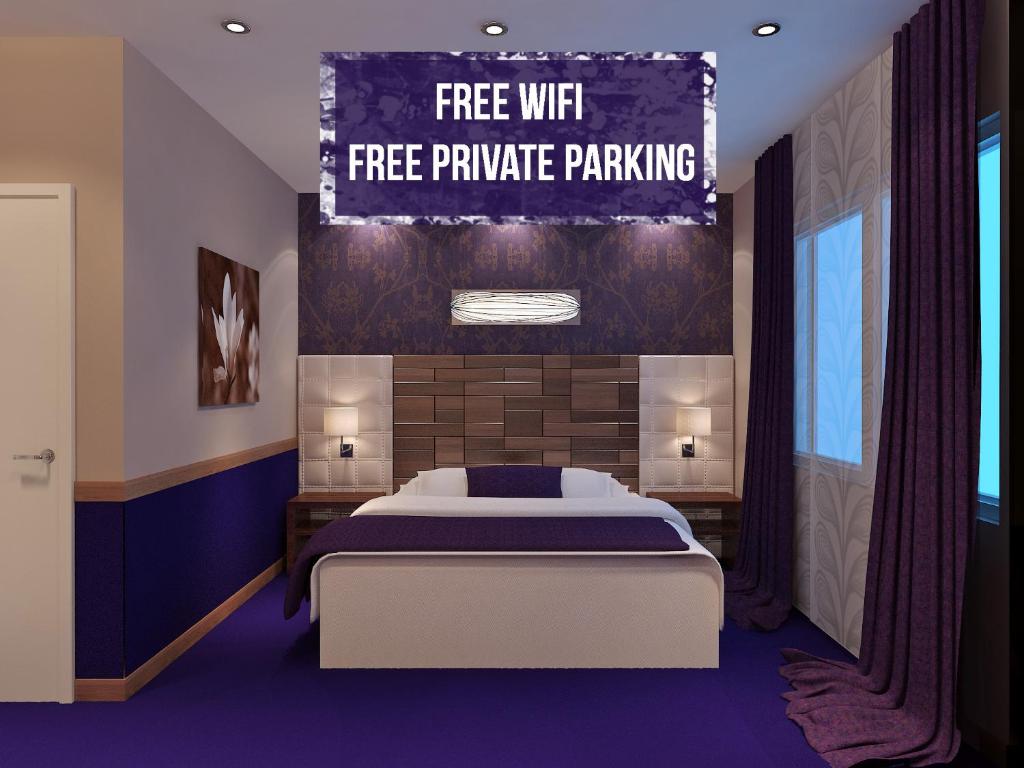 een slaapkamer met een bed met gratis WiFi en gratis parkeergelegenheid voor parachutes bij Hotel Zwanenburg Amsterdam Airport in Zwanenburg