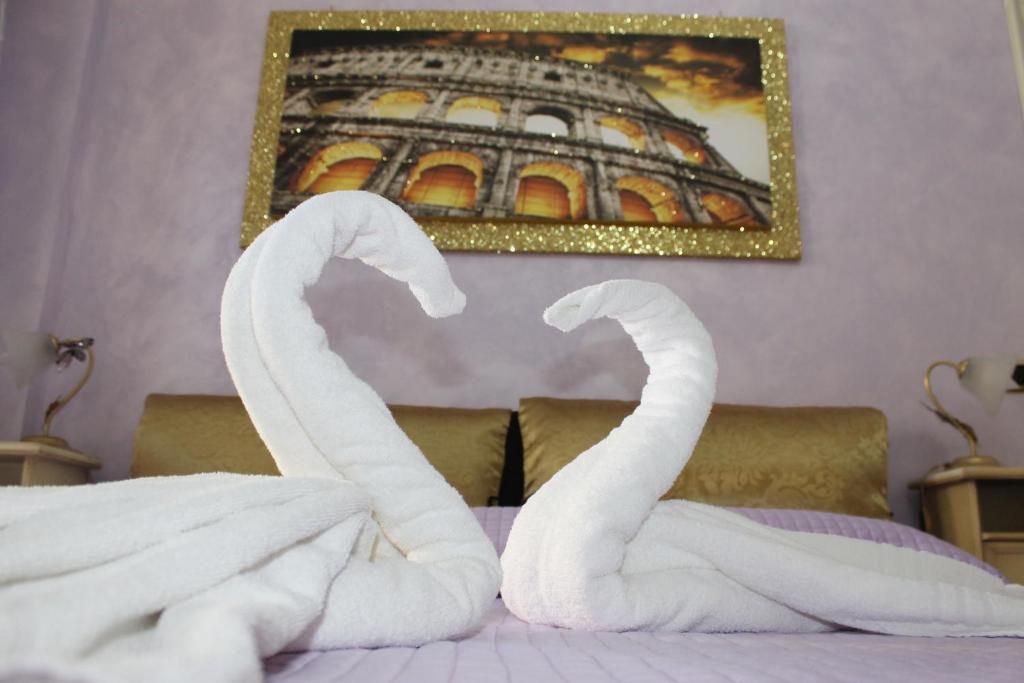 ローマにあるサン ピーターズ ゴールデン ルームスのベッドの上に置いた白鳥