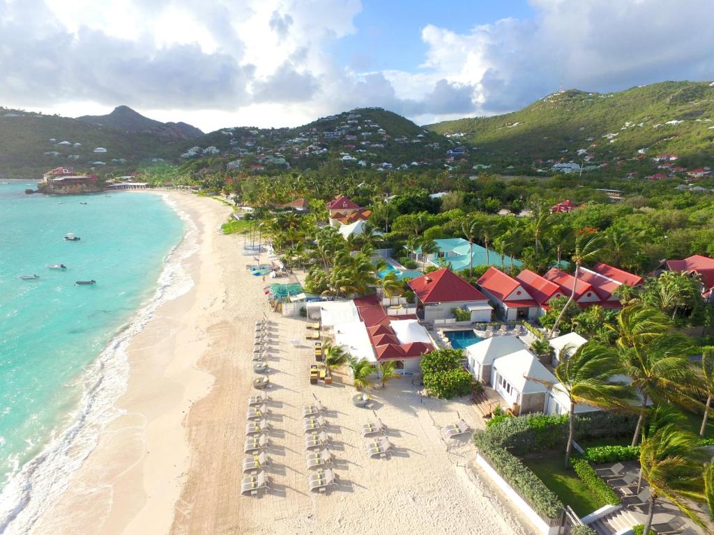 z powietrza widok na ośrodek na plaży w obiekcie Pearl Beach Hotel w mieście Gustavia