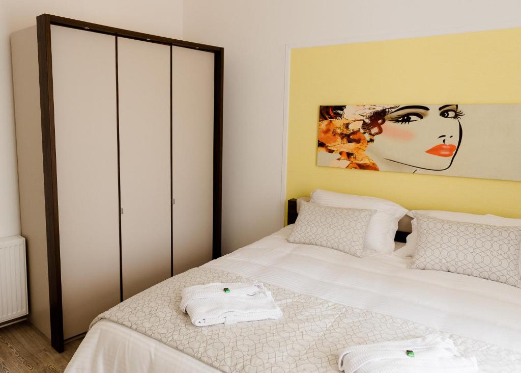 ターレにあるArion-Thaleのベッドルーム1室(ベッド2台付)が備わります。壁には絵画が飾られています。