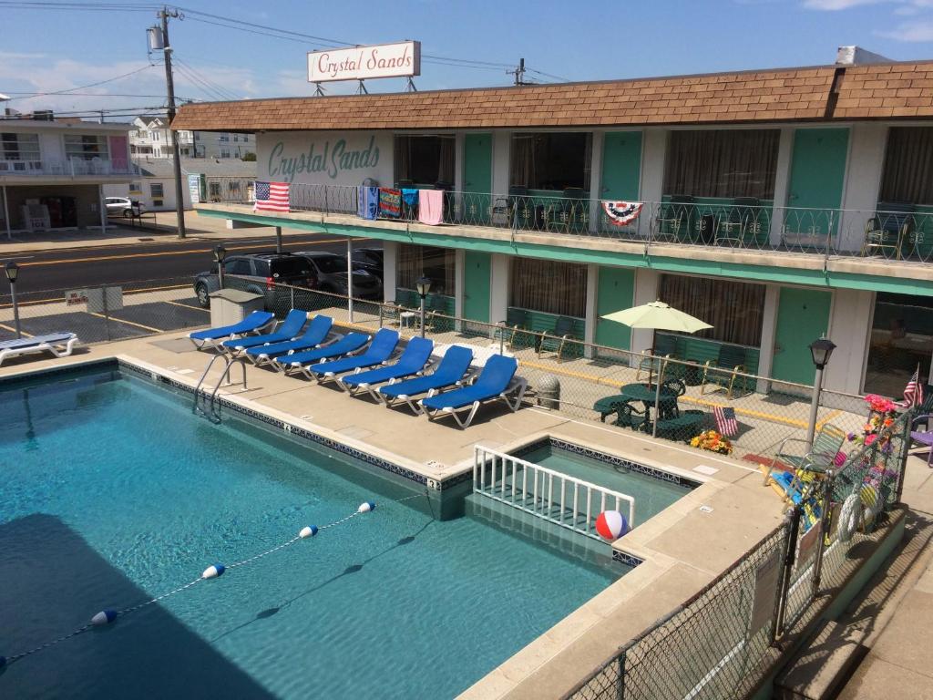 uma piscina em frente a um hotel em Crystal Sands Motel em Wildwood