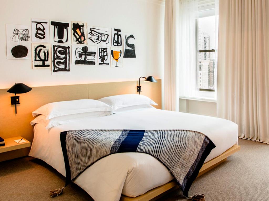Ambassador Chicago, part of JdV by Hyatt - Deluxe King Room With Roll-In Shower - Disability Access