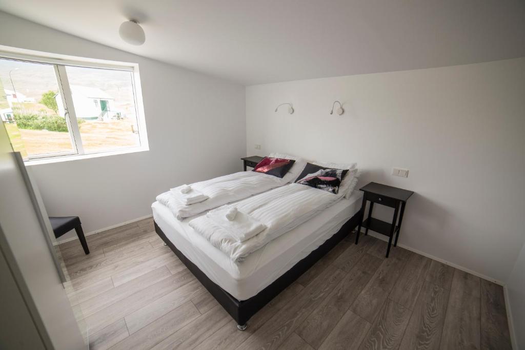 Rúm í herbergi á Blabjorg Resort
