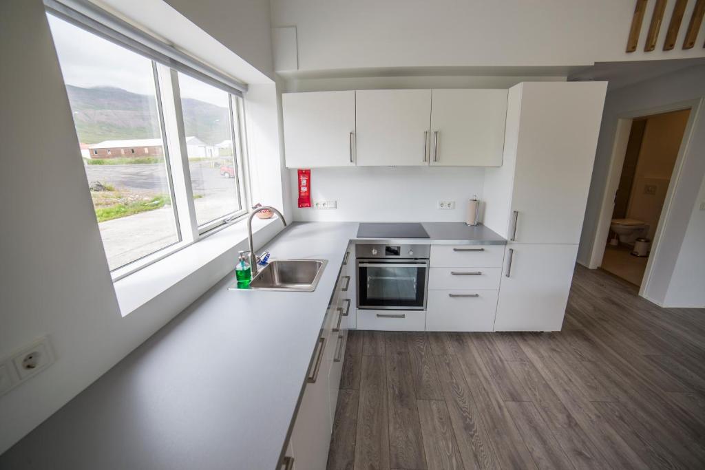 Eldhús eða eldhúskrókur á Blabjorg Resort