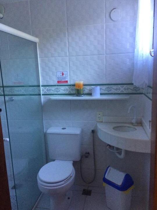 Um banheiro em Le Monde Hostel - Suites e Camas