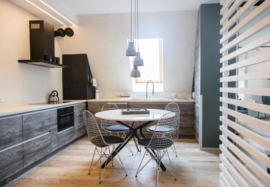 cocina con mesa y sillas en Apartament Happy Place, en Giżycko