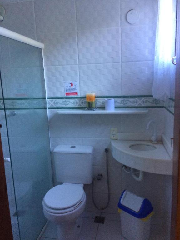 Um banheiro em Le Monde Hostel - Suites e Camas