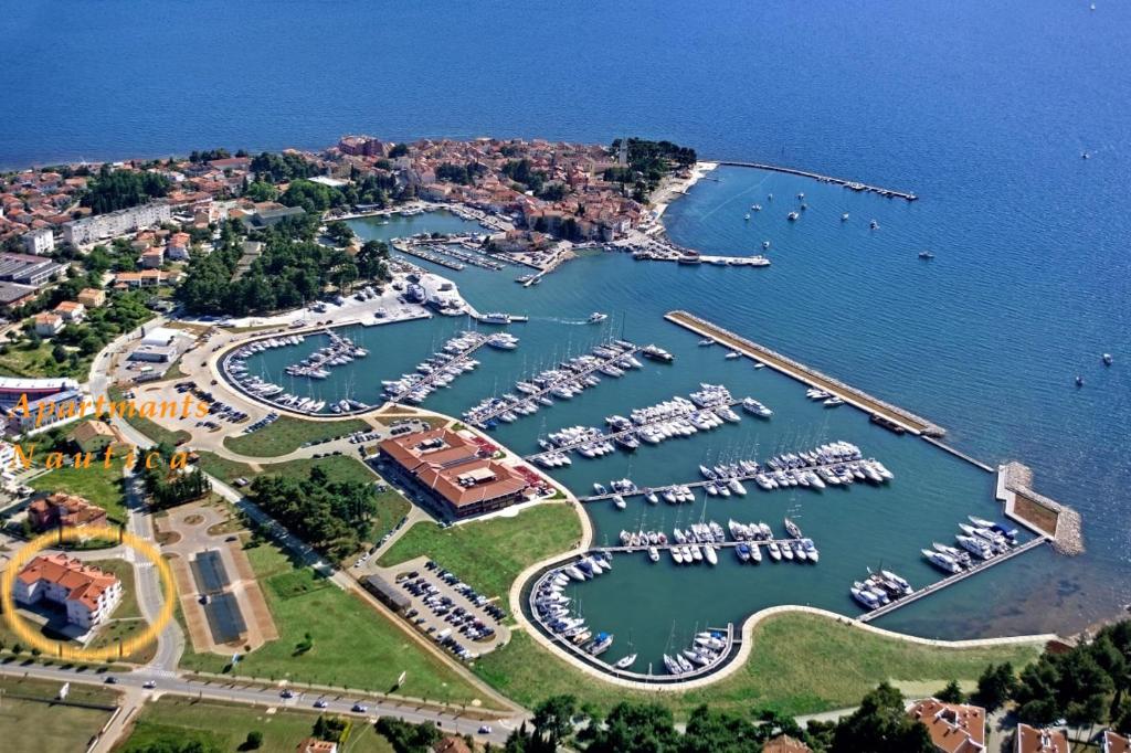 una vista aérea de un puerto deportivo con barcos en el agua en Apartments Nautica, en Novigrad Istria