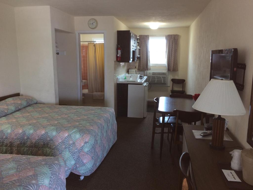 Postel nebo postele na pokoji v ubytování Crystal Sands Motel