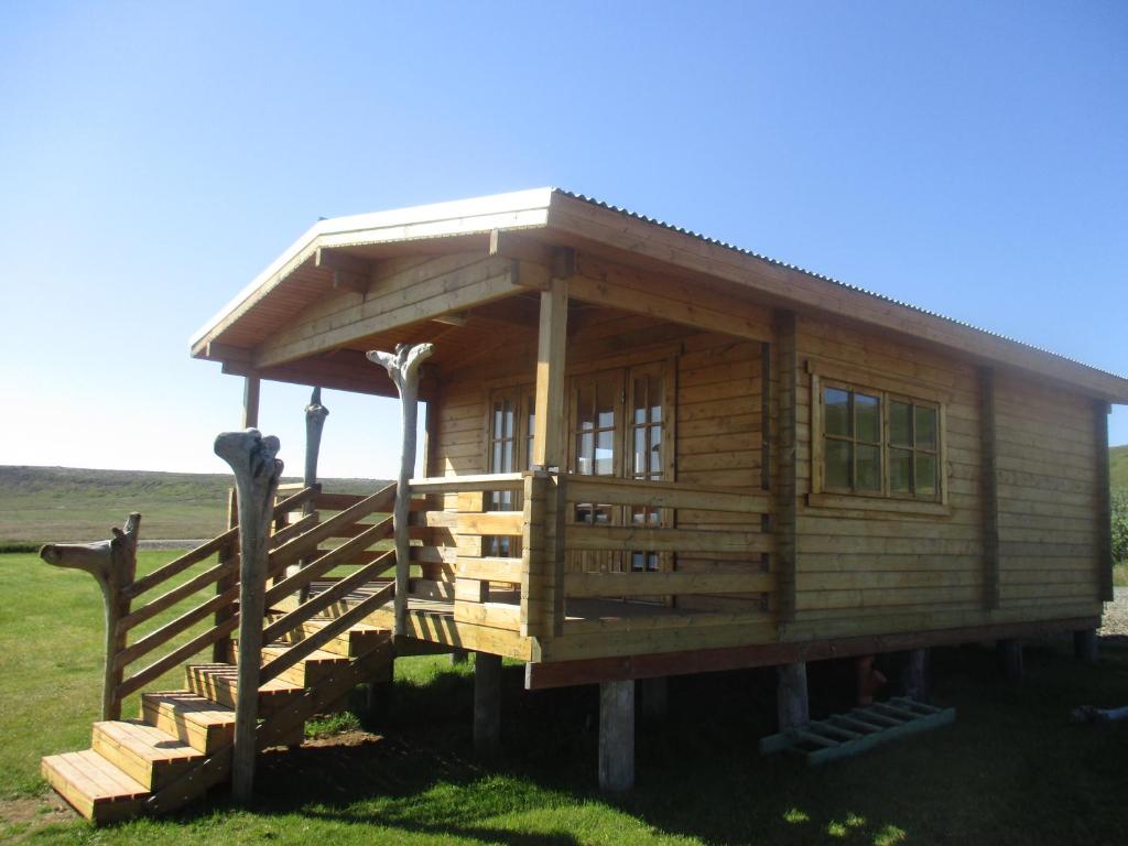 una grande cabina in legno con portico e scale di Smyrill Cottages a Þórshöfn