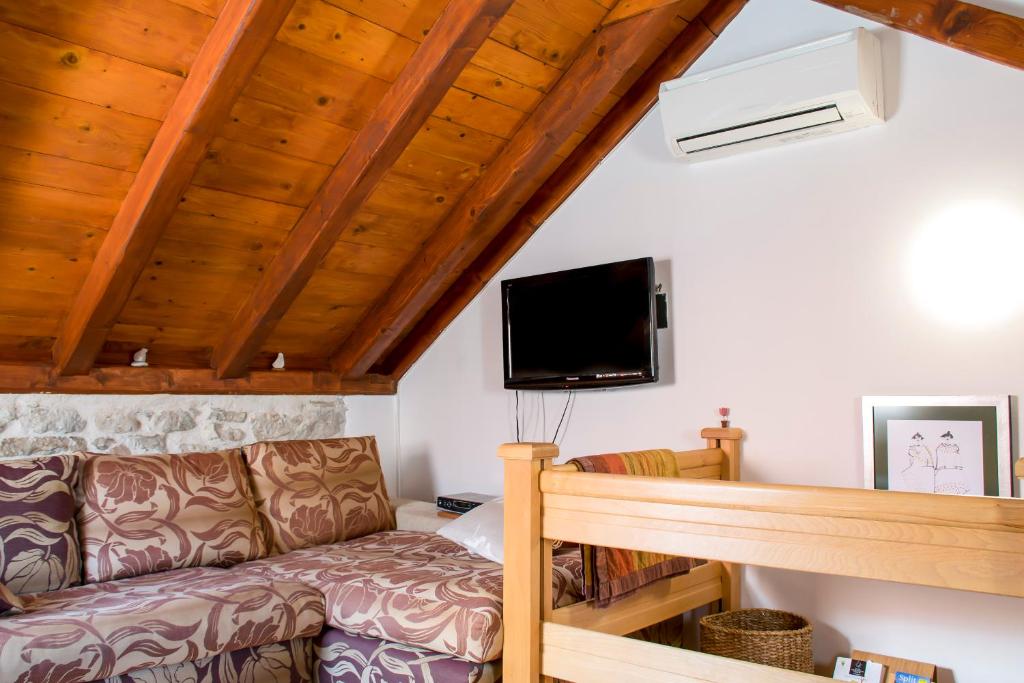 TV a/nebo společenská místnost v ubytování Apartments Salvezani