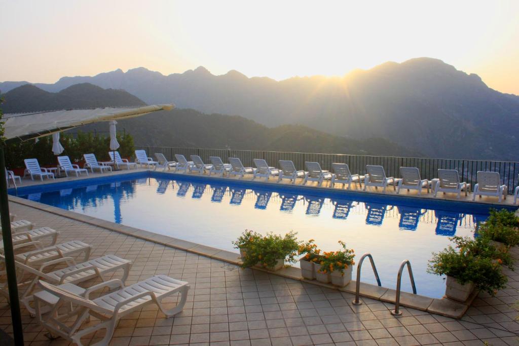 Nespecifikovaný výhled na hory nebo výhled na hory při pohledu z hotelu