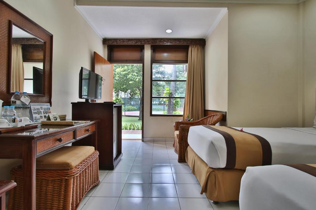 TV a/nebo společenská místnost v ubytování The Jayakarta Bali Beach Resort