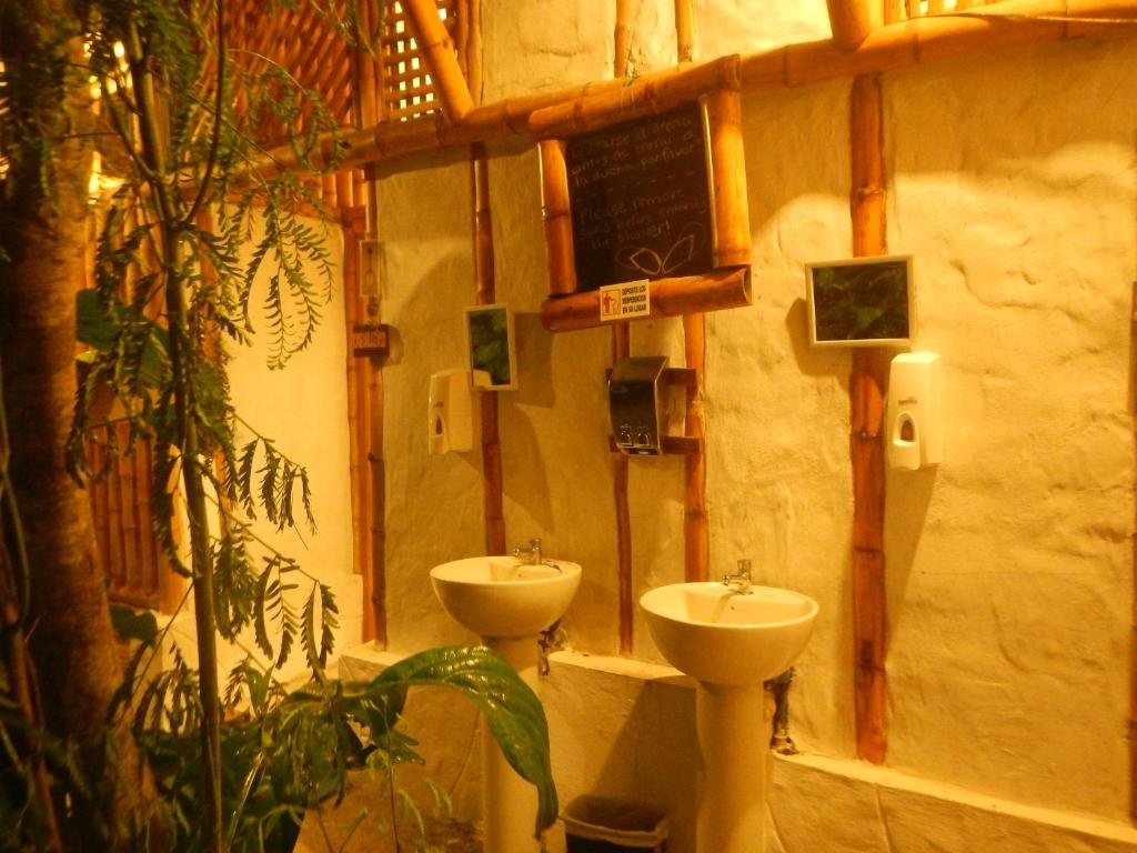 Koupelna v ubytování Cabalonga EcoAdventure