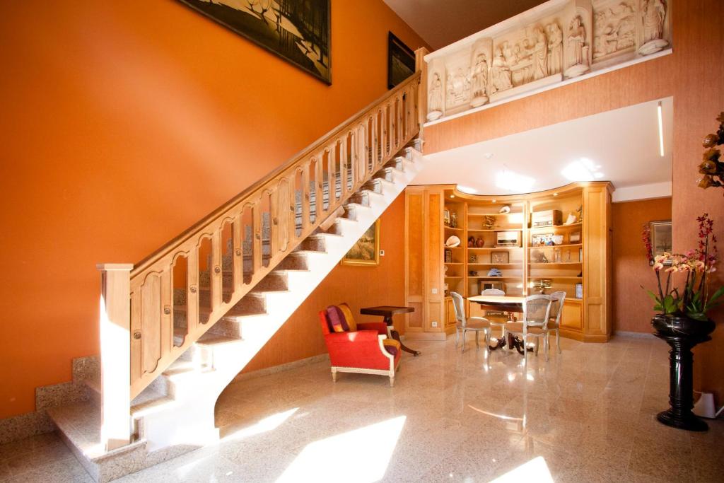 a staircase in a home with orange walls at Shangrilaherzele in Herzele