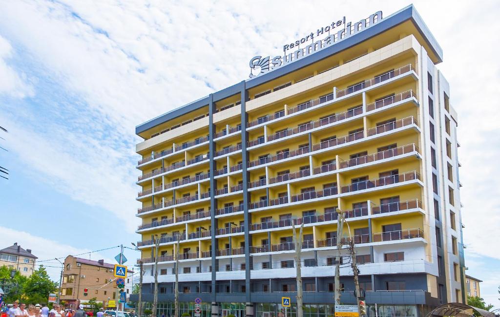 un edificio alto con un cartel encima en Sunmarinn Resort All Inclusive, en Anapa