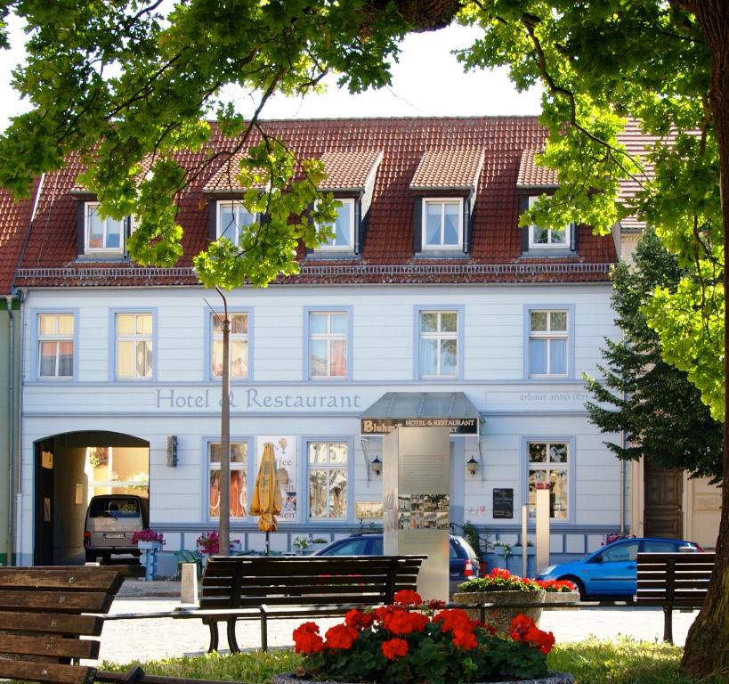 a building with a bench in front of it at Bluhm's Hotel & Restaurant am Markt in Kyritz