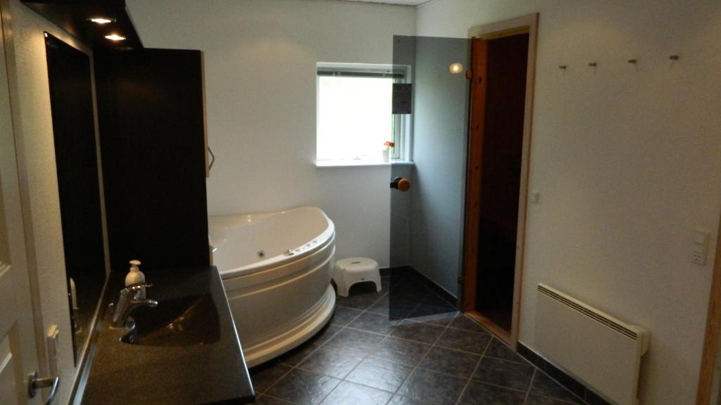 Koupelna v ubytování Three-Bedroom Holiday Home in Ebeltoft