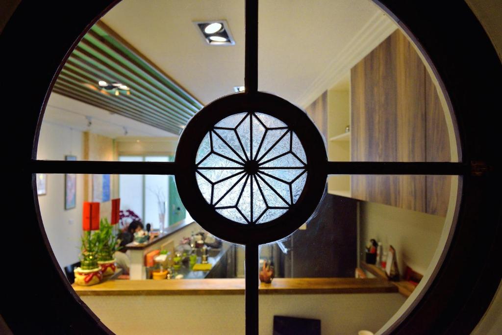 a round window with a view of a kitchen at 爪窩 29 Nesuto in Tainan