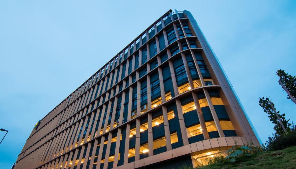 un edificio de oficinas alto con sus luces encendidas en MTREE Hotel, en Puchong