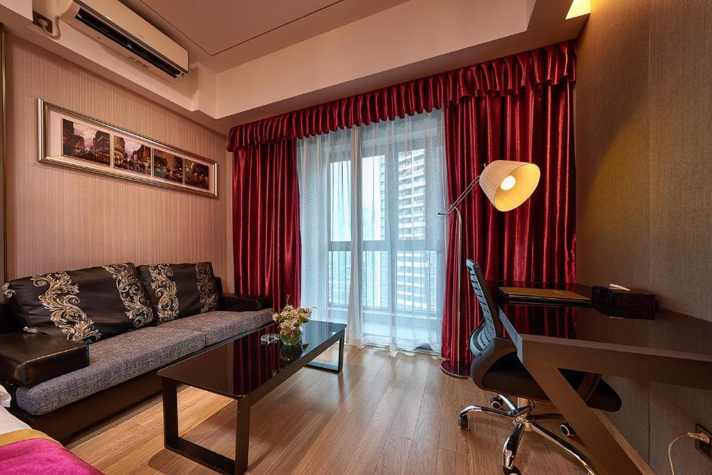 a living room with a couch and a window at Heefun International Apartment - Zhujiang New Town FuLi Brand New World Plaza in Guangzhou
