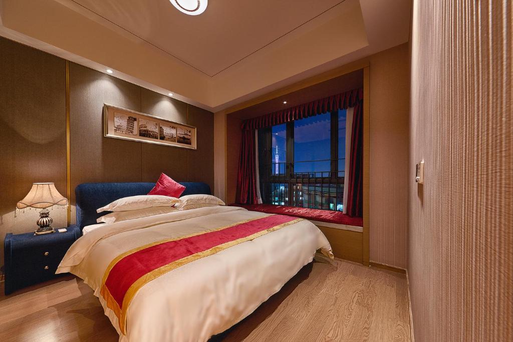 a bedroom with a large bed and a window at Heefun International Apartment - Zhujiang New Town FuLi Brand New World Plaza in Guangzhou