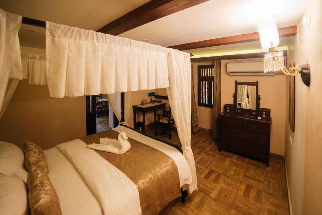 Postel nebo postele na pokoji v ubytování Casa Menezes - A Heritage Goan Homestay