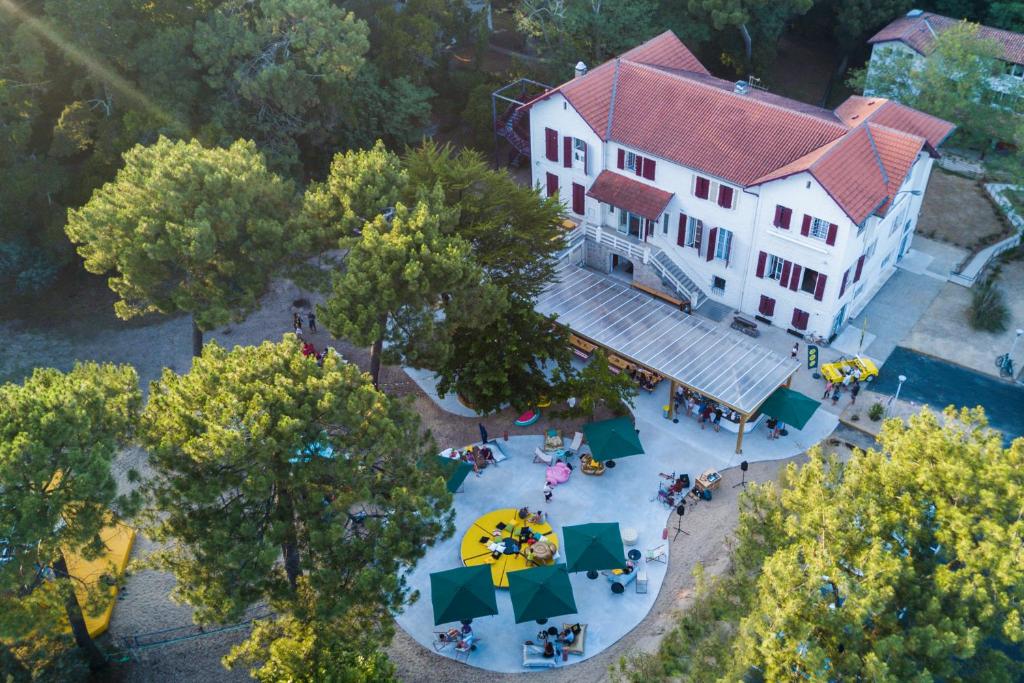 una vista aérea de una casa con una mesa y sombrillas en JO&JOE Hossegor, en Hossegor