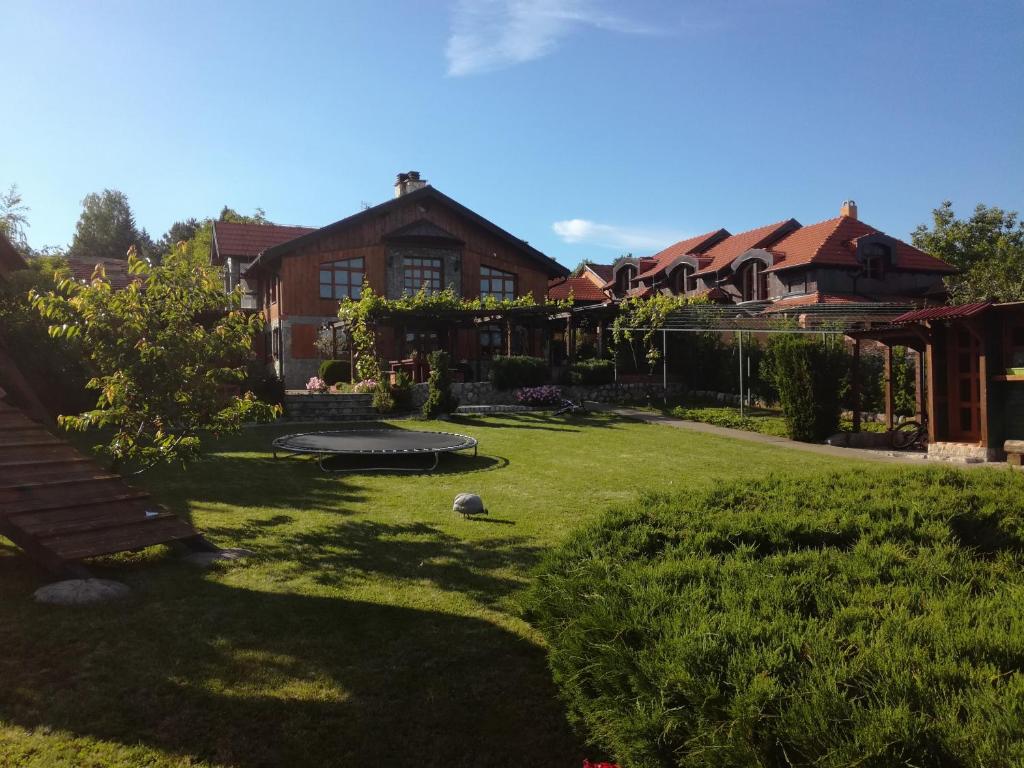 a yard with a house and a fence at Seosko domacinstvo Imunsan in Niš