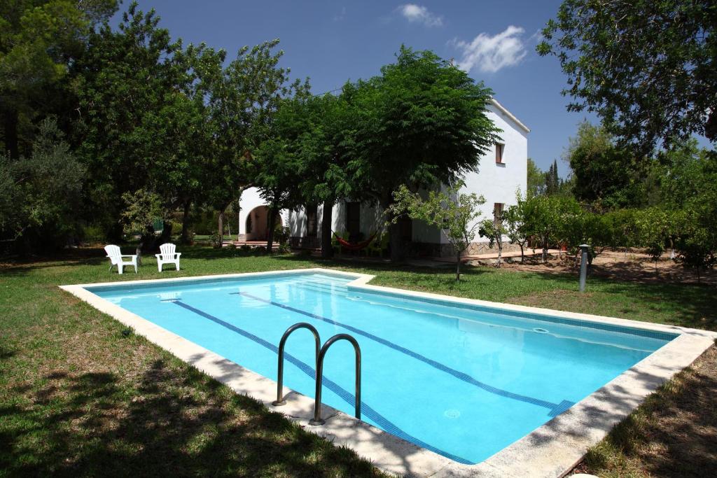 una piscina en el patio de una casa en Chalet Camí d'en Gala, en Tortosa