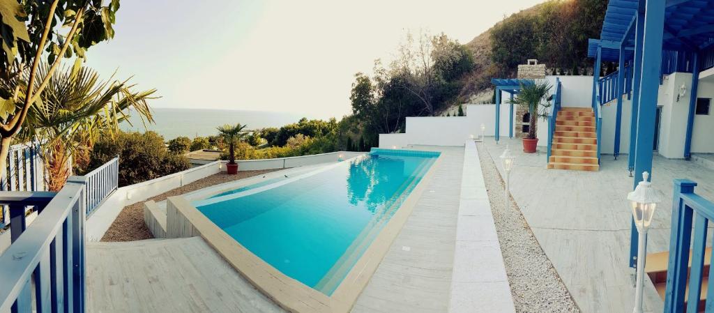 een zwembad in het midden van een huis bij Villa White Lagoon in Topola