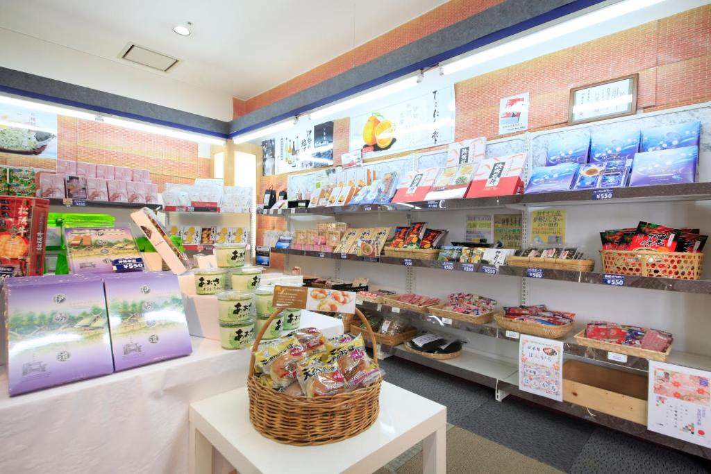 Supermarket nebo jiné obchody v  hotelu nebo okolí