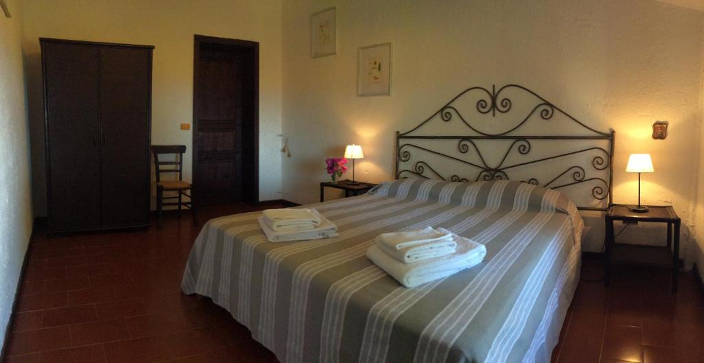 um quarto de hotel com uma cama com toalhas em Villa Isabella em Zambrone