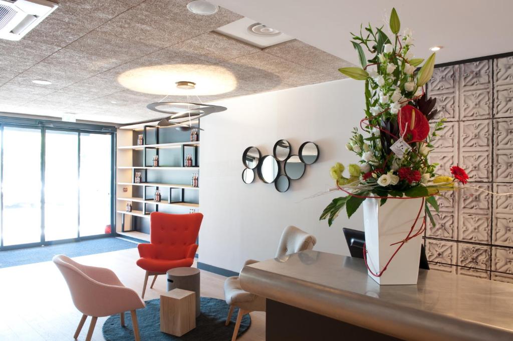 an office with a vase of flowers on a desk at Campanile Limoges Centre - Gare in Limoges