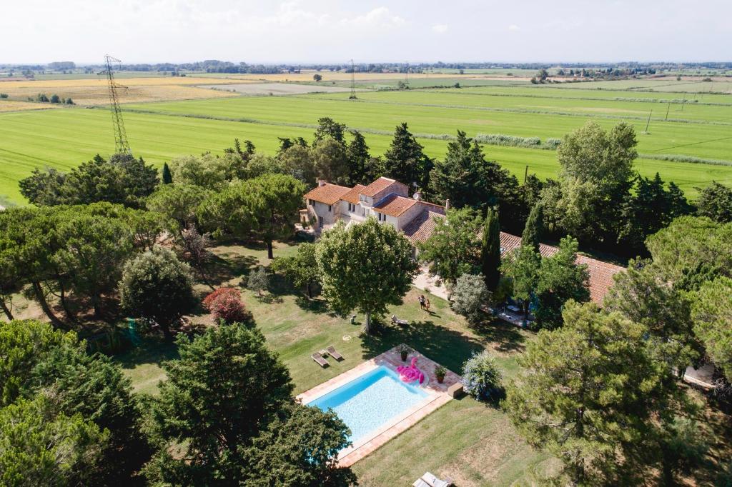 uma vista aérea de uma casa com piscina e árvores em Mas Antonine Cigalle em Arles