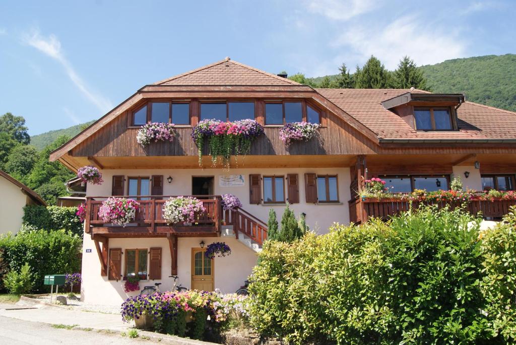 una casa con flores en los balcones en B&B Le Sourire du Lac, en Sévrier