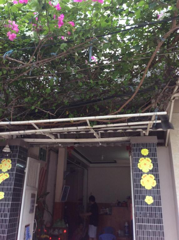 eine Veranda eines Hauses mit rosa Blumen in der Unterkunft Nhu Y Guesthouse in Phan Rang